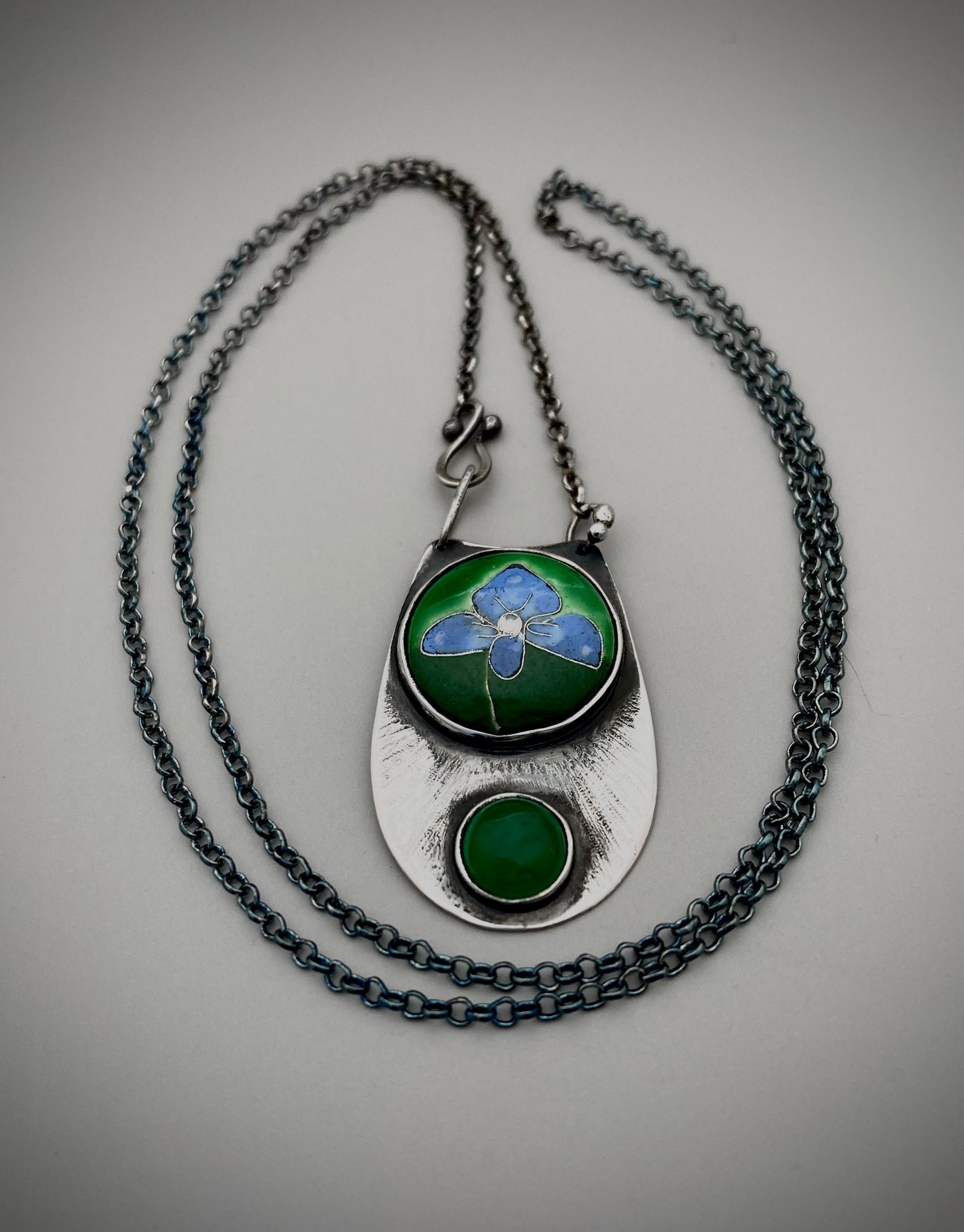 Ketting van wilde viooltjes